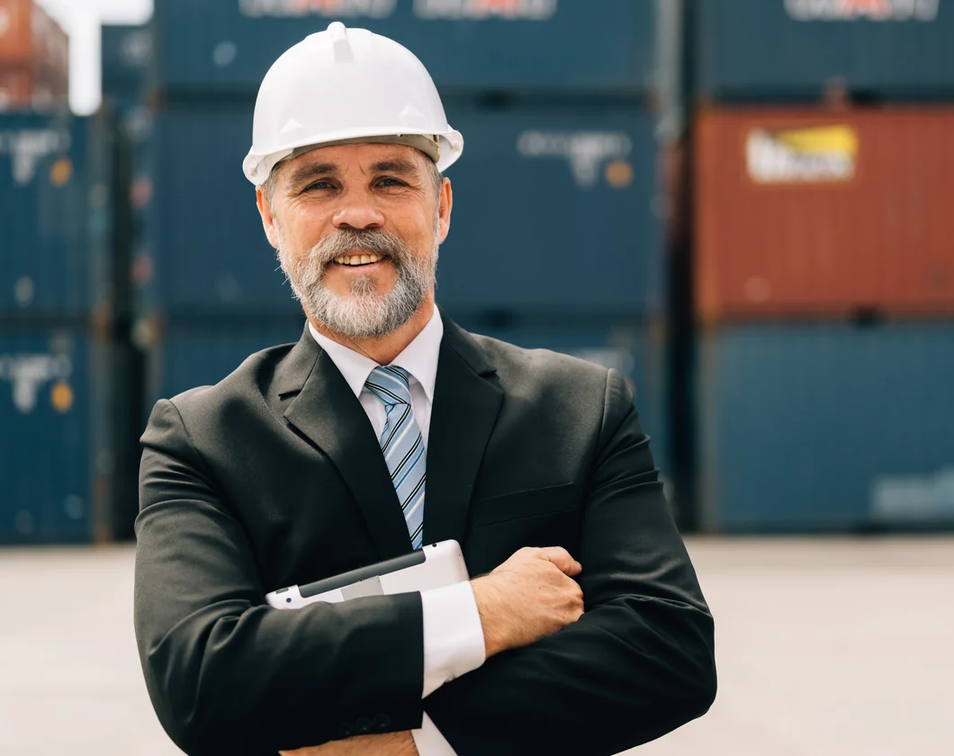 Expert en assurance devant des conteneurs.